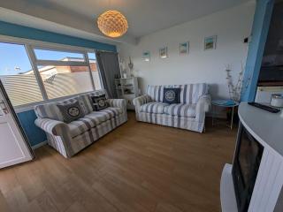 46 Hectors, Sunbeach, Scratby - Two bed chalet, sleeps 4, pet friendly, free Wi-Fi, free entry to onsite clubhouse and bed linen and towels included - 6