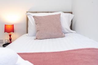 Hawthorne House - Central Telford - With Parking - 4