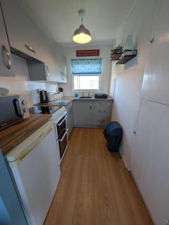 46 Hectors, Sunbeach, Scratby - Two bed chalet, sleeps 4, pet friendly, free Wi-Fi, free entry to onsite clubhouse and bed linen and towels included - 8