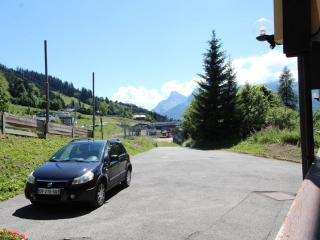 Ski aux pieds, 2 pièces rénové, 5 couchages, terrasse, parking, proche commerces et services - FR-1-572-145 - 2