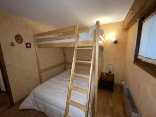 Ski aux pieds, 2 pièces rénové, 5 couchages, terrasse, parking, proche commerces et services - FR-1-572-145 - 1