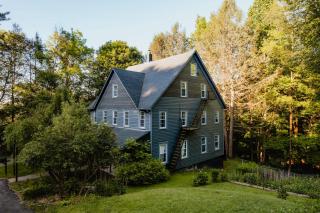 The Gables Newly Renovated Farmhouse Sleeps 17 - 6