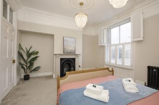 65 Monkgate Sleeps 10 with parking - 7