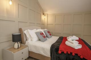 65 Monkgate Sleeps 10 with parking - 3