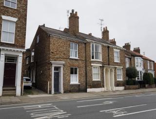 65 Monkgate Sleeps 10 with parking - 1