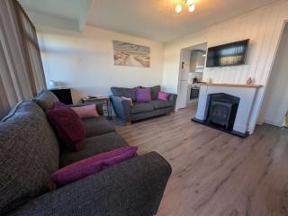 Chalet 319, Hemsby - Two bed chalet, sleeps 5, pet friendly, bed linen and towels included - 0