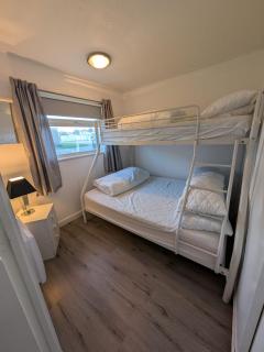 Chalet 319, Hemsby - Two bed chalet, sleeps 5, pet friendly, bed linen and towels included - 6