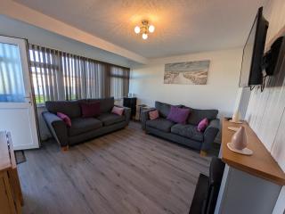 Chalet 319, Hemsby - Two bed chalet, sleeps 5, pet friendly, bed linen and towels included - 4