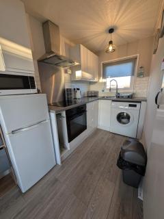 Holidayz, Chalet 58, Hemsby - Beautifully presented two bed chalet, sleeps 4 with FREE Wi-Fi plus pet friendly - 8