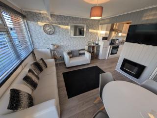 Holidayz, Chalet 58, Hemsby - Beautifully presented two bed chalet, sleeps 4 with FREE Wi-Fi plus pet friendly - 7