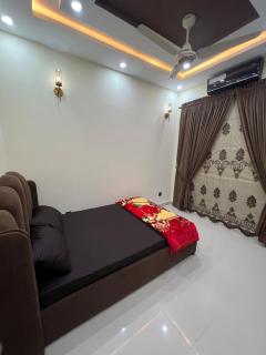5Marla Fully Furnished House In Johar Town Lahore - 1