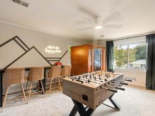 GVL Retreat with a Hot Tub, Sauna, Firepit and a Gameroom - 0