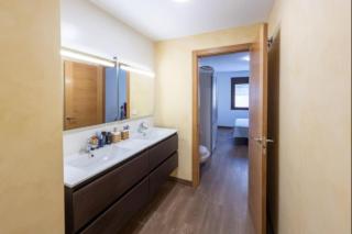 3 Bed Apartment Sleeps 6 - Free Parking & Balcony - 4