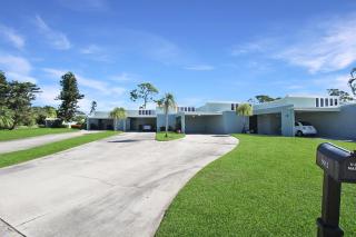 LuvLax Charming Golf Course Front Home - 8