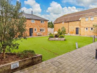 3 Bed in Newport 90253 - 1