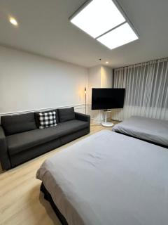 Direct Elevator to Hongik Univ Station, Exclusive 10yr Local Food Guide, NEW by 13yr Superhost, Professionally Maintained - 0