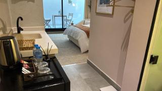 استديو كلاسيك بطابع حديث مع فناء خارجي بالقرب من البوليفارد- Classic studio with outdoor patio near the boulevard - 1