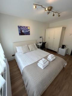 King Room in Windsor with Private Bathroom - 0