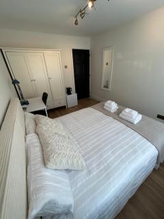King Room in Windsor with Private Bathroom - 9