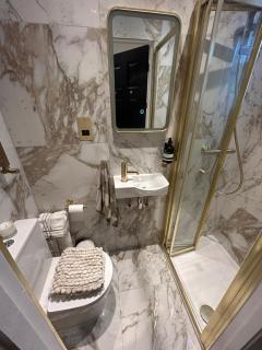 King Room in Windsor with Private Bathroom - 4