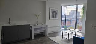 The Broad Street Residence Elegant Two-Bedroom Stay - 8