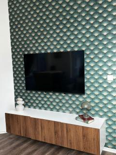 Lovely 1BR & 1LR Apartment, Only 15 Min Walk to City Center - 1