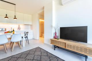 2BR apartment with Pool, Gym & Parking near the Beach Ferry - 1