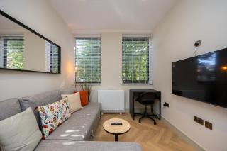 Luxury Flat Near Hove Station parking sleeps 4 - 0