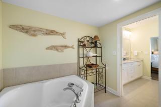 Admiral's Quarters 1405 - 5