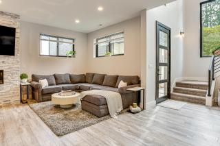 Mod PNW Hub In Seattle Suburbs! Easy Access to I-5 - 2