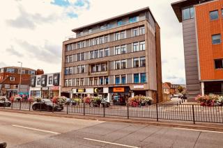 The Opulent Property Project Penthouse Chelmsford 2 Bed 2 Bath Sleeps 6 Free Parking Ideal for long stays, corporates, families, Insurance - 2