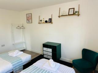 Modern & Cosy 2-Bed Apartment Near NEC, Airport & JLR! - 4