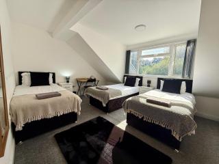 2 Bedroom Scenic Apartment, with Balcony View & Parking - 8