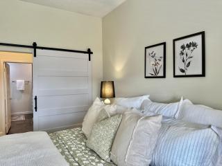 Studio Stylish 2BR and Fenced Yard - 2