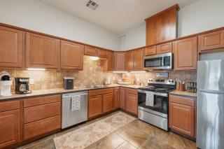 Studio Stylish 2BR and Fenced Yard - 1