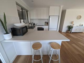 Sails in the heart town walk to beach and coffee - 5