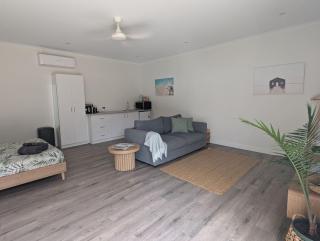 The Duck House Rural and close to main town - 3