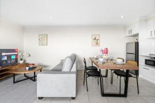 Cozy 2BR Home Quiet Bellbird Park Stay - 6