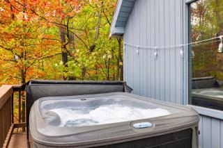 Wooded Chalet w Hot Tub & Indoor Pool, Gym Access - 8