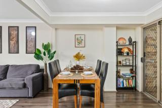 3BR Townhouse Stylish Living in Sunnybank Hills - 0