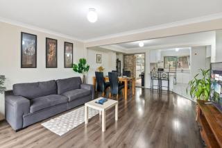 3BR Townhouse Stylish Living in Sunnybank Hills - 7