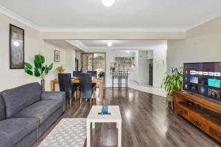 3BR Townhouse Stylish Living in Sunnybank Hills - 6
