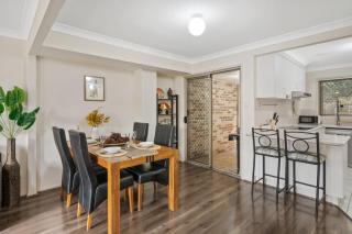 3BR Townhouse Stylish Living in Sunnybank Hills - 4