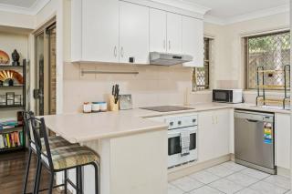 3BR Townhouse Stylish Living in Sunnybank Hills - 3
