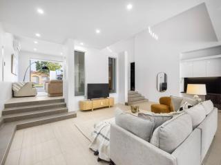 Sunnybank Hills Retreat 4BR Home with Pool and Backyard - 8