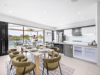 Sunnybank Hills Retreat 4BR Home with Pool and Backyard - 7