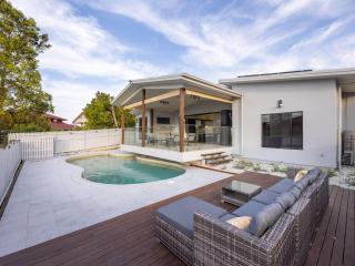 Sunnybank Hills Retreat 4BR Home with Pool and Backyard - 4