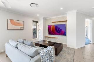 Cozy Family Home near Shops and Transport with Pool - 0