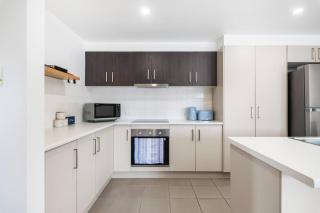 Cozy Family Home near Shops and Transport with Pool - 9