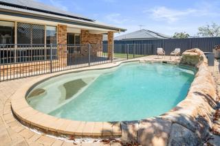 Cozy Family Home near Shops and Transport with Pool - 7